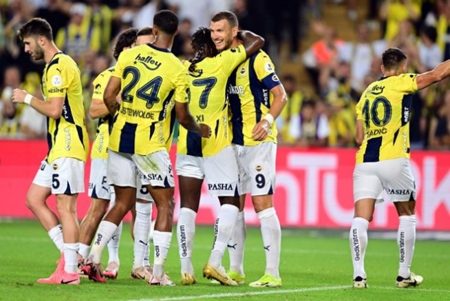 Fenerbahçeli futbolcu 4 çocuğu ve 3 sevgilisi ile birlikte yaşıyor!