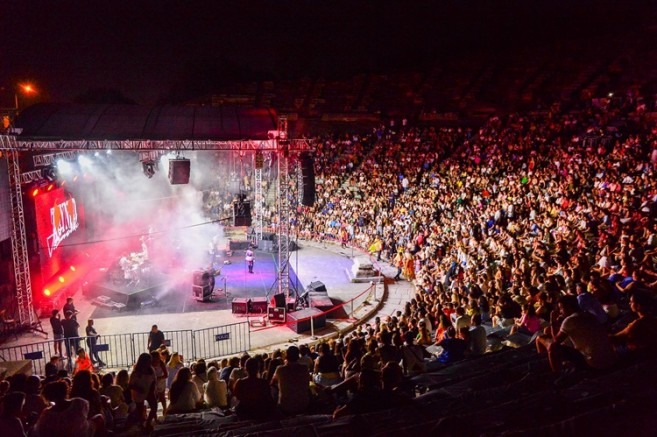 Zeynep Bastık Bodrum konserinde binlerce kişiyle buluştu